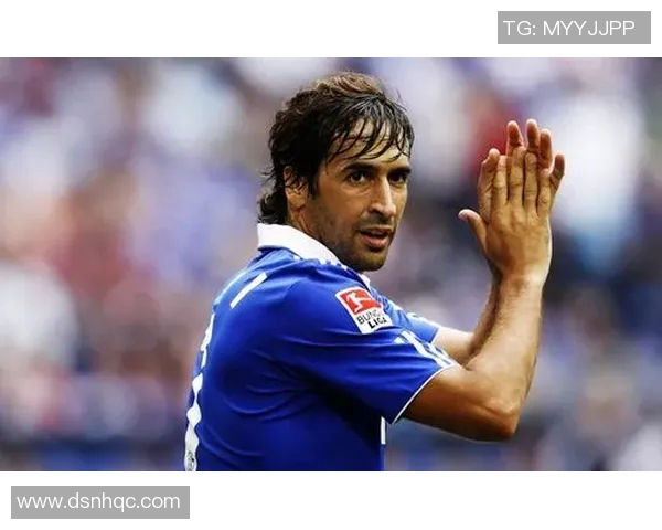 足球明星在滑雪场的高清精彩瞬间展现冬季运动魅力与风采