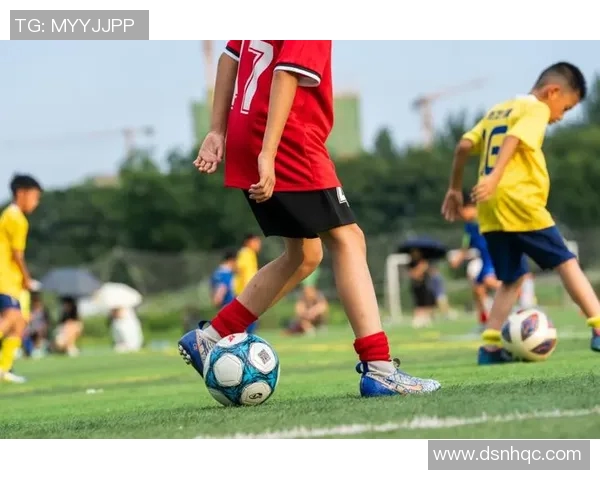 足球明星骑行风采高清图片展示尽显运动魅力与活力四射的青春气息 足球明星骑行风采高清图片展示尽显运动魅力与活力四射的青春气息